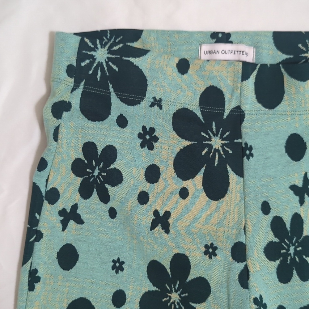 Urban Outfitters Bryn Pull-On Flare Pant, Color Green Floral Size S/P. - Picture 7 of 16